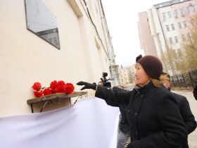 В Якутске открыли мемориальную доску первому директору ГТРК «Саха»