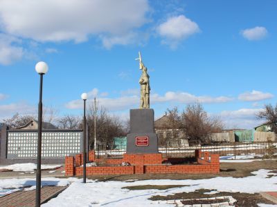 Братская могила советских воинов, погибших в боях с фашистскими захватчиками в 1943 году. Захоронено 3 человека, установлены имена 3 человек. Скульптура советского воина