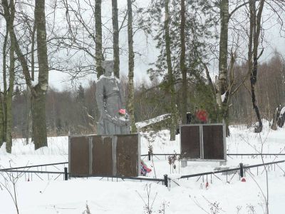 Братская могила  советских  воинов, павших в боях с фашистами