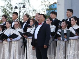 В Якутске провели концерт «Наши маяки», посвящённый Героям России