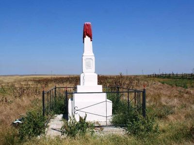 Братская могила советских воинов