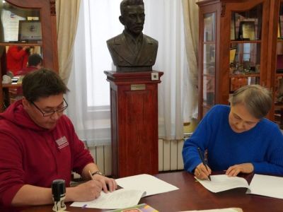 Потомки писателя Далана передали в фонд Национальной библиотеки Якутии уникальный семейный архив