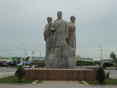 Монумент героям гражданской войны Н.Ф.Гикало, А.Д. Шерипову и Г.С. Ахриеву