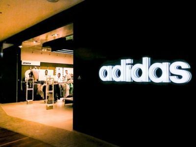 Магазины Adidas под новым названием могут открыться в России следующей весной