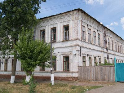 Дом, где 7-10 февраля 1918 года проходил I-й съезд Советов, установивший Советскую власть в уезде