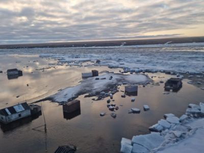 В Якутии 14 рыбаков застряли из-за ледохода на протоке Лены