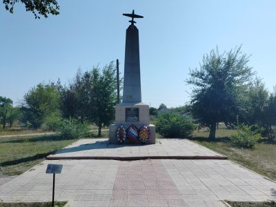 Братская могила летчиков, погибших в авиакатастрофе в период Сталинградской битвы