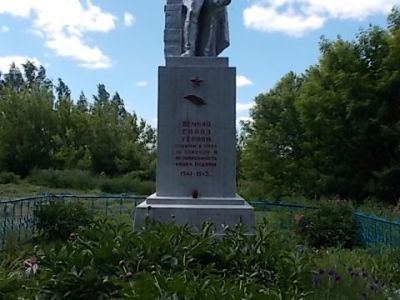 Братская могила воинов Советской Армии, погибших в период Великой Отечественной войны. Захоронено 61 человек, установлено фамилий на 21 человека, Скульптура установлена в 1967 году