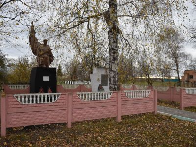Братская могила советских воинов, погибших в боях с фашистскими захватчиками в 1943 году. Захоронено 20 человек, установлены имена 7 человек. Скульптура советского воина с автоматом