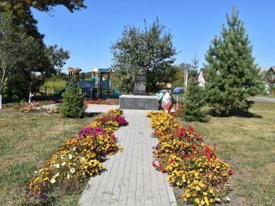 Братская могила советских воинов, погибших в боях с фашистскими захватчиками в 1943 году. Имена захороненных не установлены. Обелиск