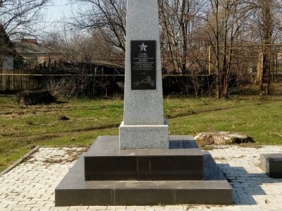 Братская могила советских воинов, погибших в боях с фашистскими захватчиками