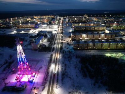 В Удачном вышка окрасилась в цвета триколора