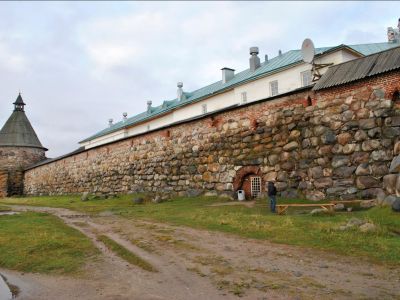 Прясло между Белой и Архангельской башнями с Архангельскими воротами