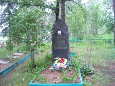 Воинское кладбище, где похоронены воины Советской Армии, погибшие в боях с немецко-фашистскими захватчиками в 1941-1945 гг. Памятник генерал-майору Штыкову Серафиму Григорьевичу, погибшему 9 января 1943 года