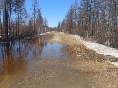 В Якутии продолжают восстанавливать размытые талыми водами автодороги
