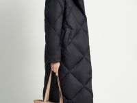 Пуховое пальто с капюшоном и воротником-стойкой