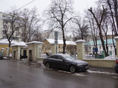 Ограда со сторожкой и пилонами ворот