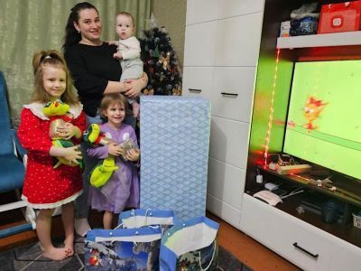 Две сестры из ДНР получили новогодние подарки от главы Якутии