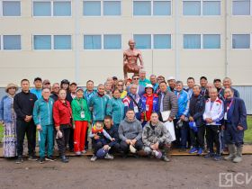 В селе Ытык-Кюель возложили цветы к памятнику Иллариону Федосееву