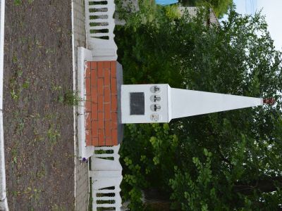 Братская могила четырех осадчевских комсомольцев, расстрелянных фашистами 5 декабря 1942 г.: Чернухи Варвары Дмитриевны (1918-1942), Соловей Алексея Григорьевича (1925-1942), Мирошник Николая Кузьмича (1925-1942), Костыря Анны Григорьевны (1924-1942)