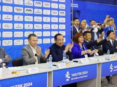 Айсен Николаев посетил финальные поединки по боксу игр «Дети Азии»