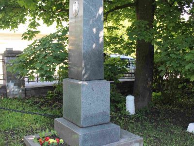 Памятник Герою Советского Союза Алексею Николаевичу Годовикову, погибшему в Отечественную войну, в 1942 году