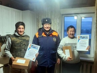 Спасатели вручили благодарственные письма мужчинам, которые спасли провалившегося под лёд человека