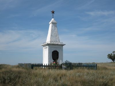 Братская могила 8 партизан