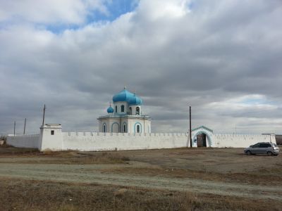 Храм Св. Александра Невского в каменной ограде с бойницами в станице Наследницкой