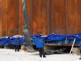 Строители начали перемещение первого коффердама для пилона Ленского моста