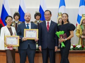 Глава Якутии вручил государственные награды