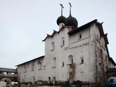 Трапезный комплекс: храм в честь Успения Пресвятой Богородицы с Трапезной и Келарской палатами