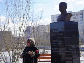 В Якутске возложили цветы к бюсту поэта Мусы Джалиля