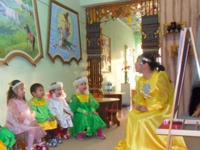 Медведев поручил улучшить графики работы детских садов и школ