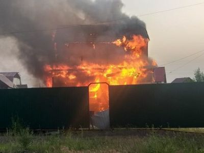 В Среднеколымске загорелся нежилой дом