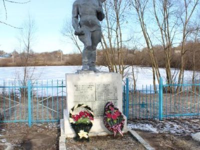 Братская могила воинов Советской Армии, погибших в период Великой Отечественной войны. Захоронено 66 человек, установлено фамилий на 39 человек. Скульптура установлена в 1963 году