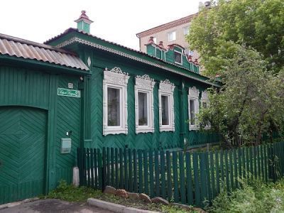 Дом жилой деревянный с резным фасадным убранством