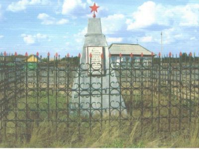 Братская могила красноармейцев Блаева, Бородаева, Ожогина, убитых в 1920 году местными контрреволюционерами-кулаками
