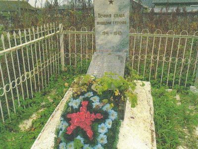 Братская могила 13 воинов Советской Армии, погибших в период Великой Отечественной войны 1941-1945 гг.