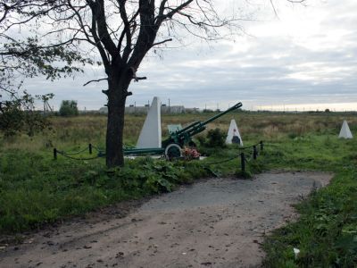 Памятник-пушка и противотанковые надолбы на рубеже обороны советских войск в 1941-44 гг.