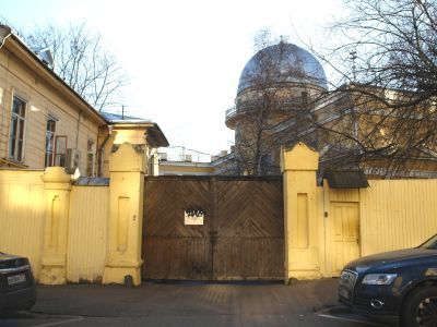 Деревянная ограда, каменные пилоны с калиткой и воротами по Нововаганьковскому переулку