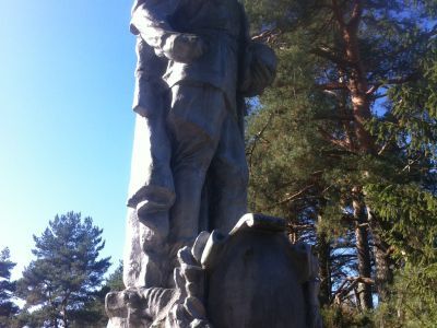 Братская могила погибших в борьбе с немецко-фашистскими захватчиками секретарей Семлевского райкома партии М.Ф. Лукьянова и В.Н. Морозова, председателя райисполкома К.Л. Бушевого. Установлена скульптура