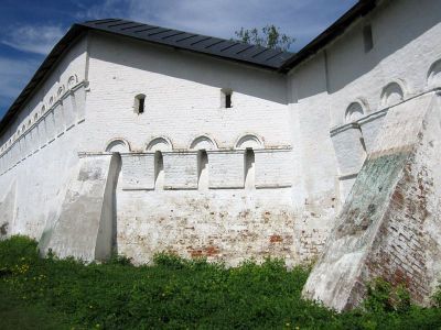 Стены ограды