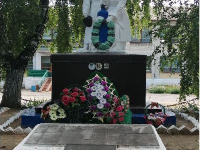 Братская могила воинов Советской Армии, погибших в январе 1943 года. Захоронено 49 человек, установлено фамилий на 38 человек. Скульптура установлена в 1955 году