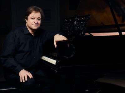 Билеты на Моцарт. Все сонаты и избранные пьесы для фортепиано (Филармония им. Шостаковича. Малый зал) / Концерт | Афиша | ИнфоТаймс