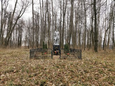 Братская могила советских воинов