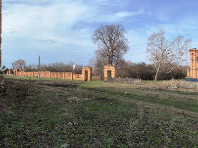 Ограда с тремя воротами