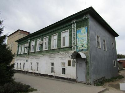 Здание, где работал в 1917 г. военно-революционный штаб, подготовивший  в уезде переход власти в руки Советов