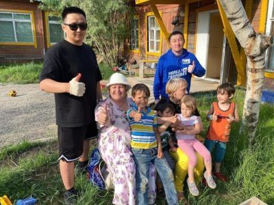 Активисты установили детскую площадку для семей, проживающих в здании маневренного фонда