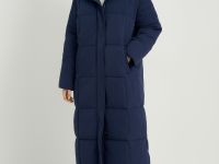 Утепленное пальто с капюшоном и воротником-стойкой